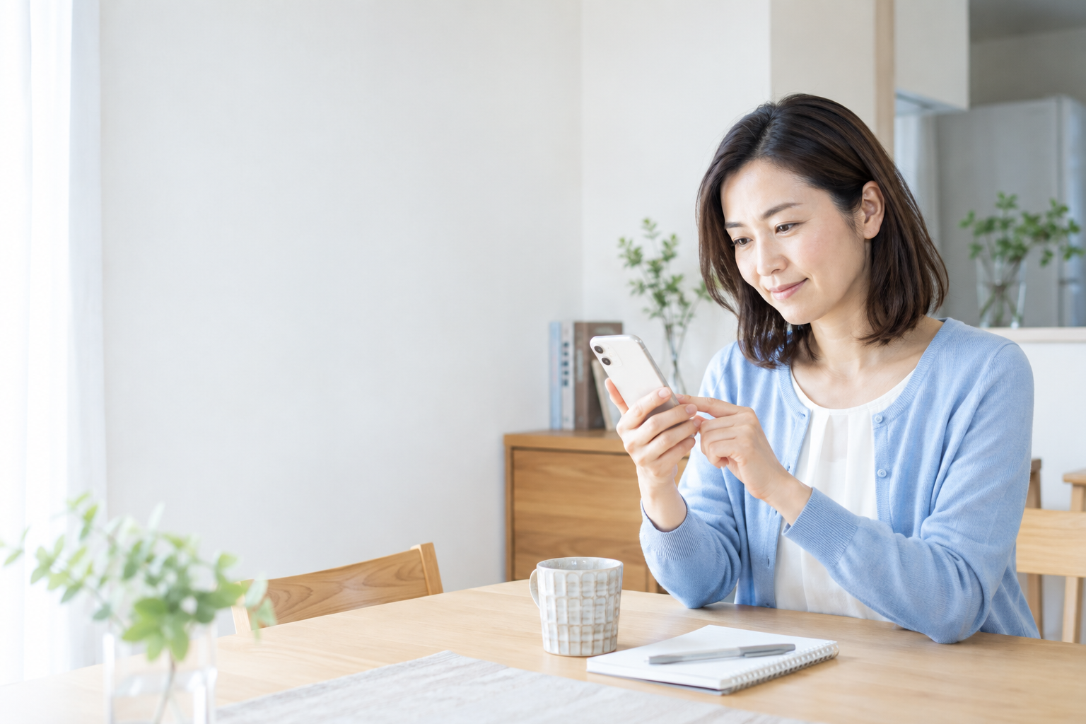 自宅でスマートフォンを操作する利用者のイメージ
